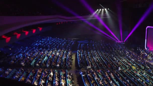 乌克兰基辅 2019年12月4日 新年音乐会期间的全场观众 音乐会的照明 音乐厅的聚光灯 音乐厅鸟瞰全景 — 图库视频影像