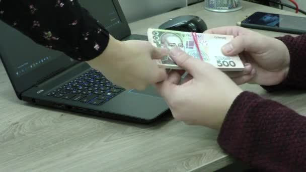 Kiev Ukraine Europe Décembre 2019 Main Donne Des Billets Dollars — Video