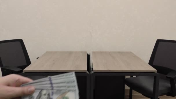 乌克兰基辅 2019年12月 手中有美元钞票 在桌面上和电脑上行贿 信封里的钱 — 图库视频影像