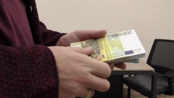 キエフ ウクライナ ヨーロッパ 12月2019 手はドル紙幣を与えます デスクトップとコンピュータの背景に賄賂を提供しています 封筒の中の金 — ストック動画