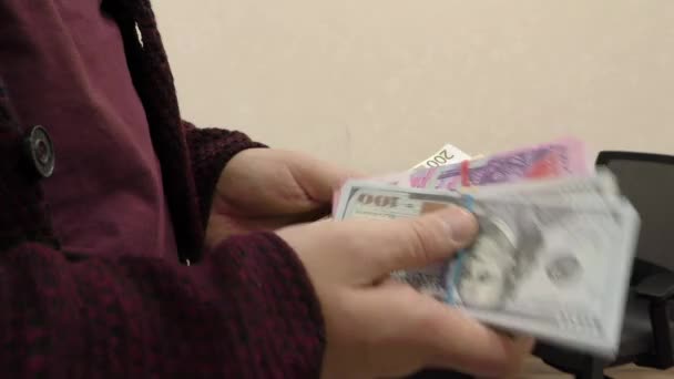 Kiev Oekraïne Europa December 2019 Hand Geeft Dollarbiljetten Het Aanbieden — Stockvideo