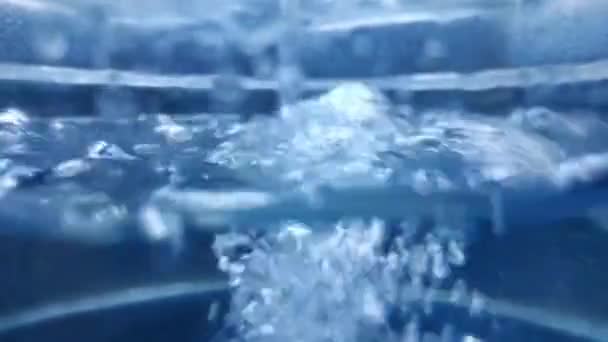 Поток Воды Наполняет Бутылку Пузырьки Воздуха Воде Вода Наливается Бутылку — стоковое видео