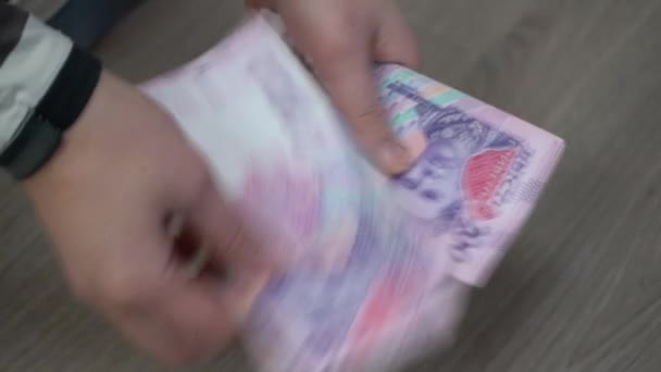 Vrouwenhanden Tellen Oekraïens Geld Oekraïense Hryvnia Een Houten Tafel Achtergrond — Stockvideo