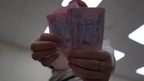 Het Meisje Beschouwt Oekraïens Geld Achtergrond Van Zichzelf Verlaag Het — Stockvideo
