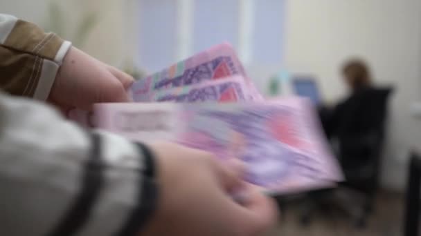 Vrouwen Handen Overwegen Oekraïense Hryvnia Oekraïens Geld Handen Tegen Achtergrond — Stockvideo