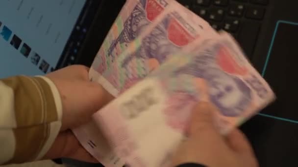 Frauenhände Betrachten Die Ukrainische Griwna Ukrainisches Geld Den Händen Auf — Stockvideo