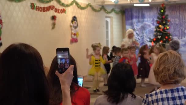 Kiev Ukrayna Avrupa Aralık 2019 Anaokulunda Yılbaşı Partisi Noel Baba — Stok video