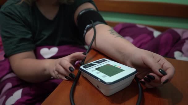 Measurement Blood Pressure Using Tonometer Blood Pressure Monitor Measures Pressure — ストック動画