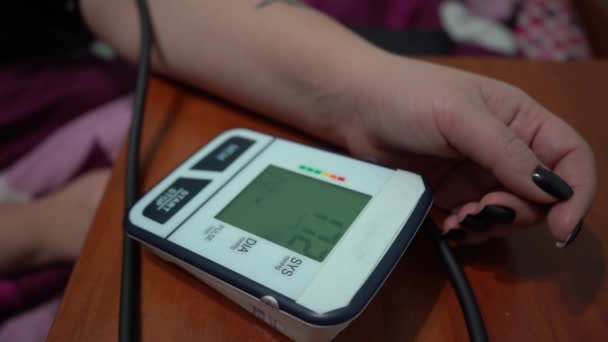 Messung Des Blutdrucks Mit Einem Tonometer Ein Blutdruckmessgerät Misst Den — Stockvideo