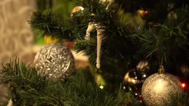 Décorations de Noël sur un sapin artificiel. Une guirlande scintille sur un arbre de Noël. Gros plan .