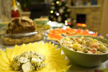 Yılbaşı sofrasında yemekli yemekler. Yeni yıl evi.