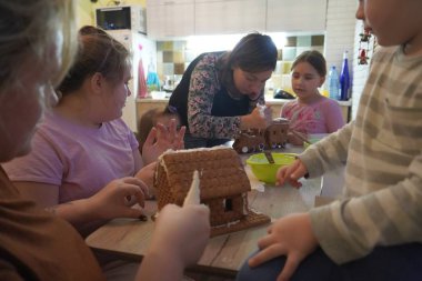 Noel zencefilli ekmeği ev şeklinde. Çocuklar Noel 'den önce zencefilli ekmek toplar. Zencefilli ekmek için krema.