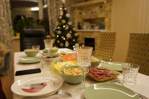 Plats avec de la nourriture sur la table de vacances du Nouvel An. Alcool du Nouvel An — Photo