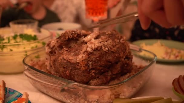 Egy Kés Felvágja Sült Húst Ünnepi Étel Asztalon Késsel Felvágott — Stock videók