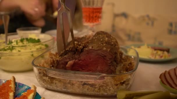 刀切烤肉 桌上放着一道喜庆的菜 刀割熟肉 — 图库视频影像