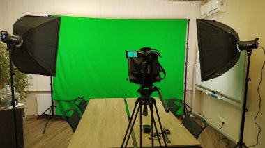 Ev stüdyosu manzarası. Stüdyo ışığı yeşil arkaplan ve 