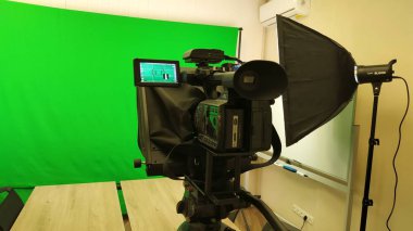 Ev stüdyosu manzarası. Stüdyo ışığı yeşil arkaplan ve 