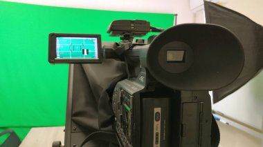 Ev stüdyosu manzarası. Stüdyo ışığı yeşil arkaplan ve 