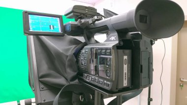 Ev stüdyosu manzarası. Stüdyo ışığı yeşil arkaplan ve 