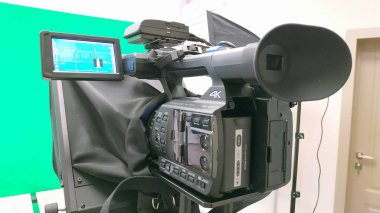 Ev stüdyosu manzarası. Stüdyo ışığı yeşil arkaplan ve 