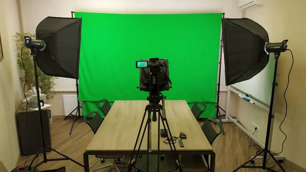 View of a home studio. Studio light with a green background and — Stock Photo, Image