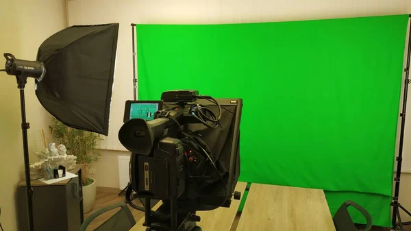 Vista di uno studio casalingo. Studio luce con uno sfondo verde e — Foto Stock
