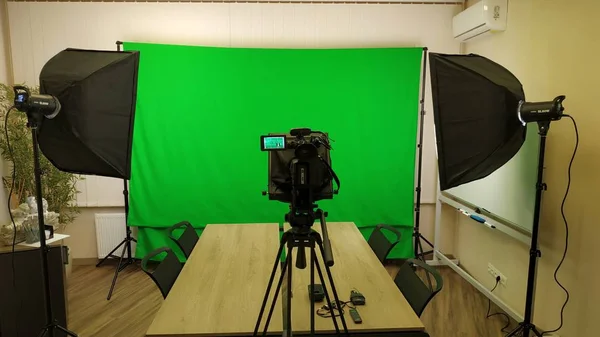 Vista de un estudio en casa. Estudio de luz con un fondo verde y — Foto de Stock