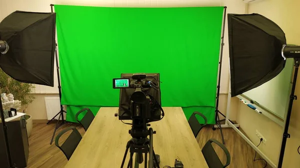 Vista de un estudio en casa. Estudio de luz con un fondo verde y — Foto de Stock