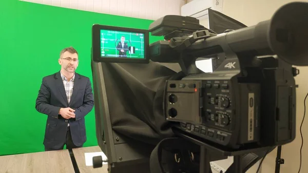 Un bloguero está grabando un video sobre un fondo verde. Grabar una v — Foto de Stock