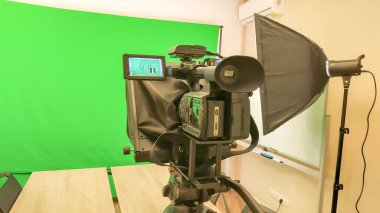 Ev stüdyosu manzarası. Stüdyo ışığı yeşil arkaplan ve 