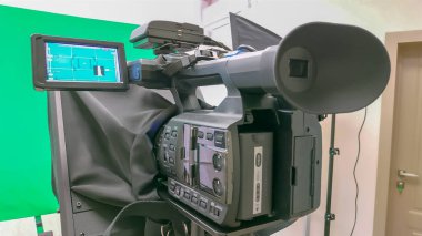 Ev stüdyosu manzarası. Stüdyo ışığı yeşil arkaplan ve 