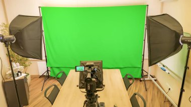 Ev stüdyosu manzarası. Stüdyo ışığı yeşil arkaplan ve 