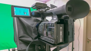 Ev stüdyosu manzarası. Stüdyo ışığı yeşil arkaplan ve 