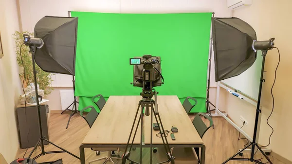 Ev stüdyosu manzarası. Stüdyo ışığı yeşil arkaplan ve 