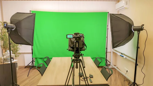 Vista de un estudio en casa. Estudio de luz con un fondo verde y — Foto de Stock