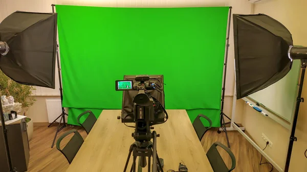 Vista de un estudio en casa. Estudio de luz con un fondo verde y — Foto de Stock