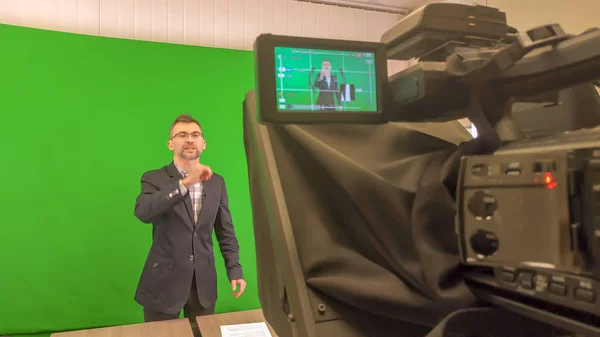 Un bloguero está grabando un video sobre un fondo verde. Grabar una v — Foto de Stock