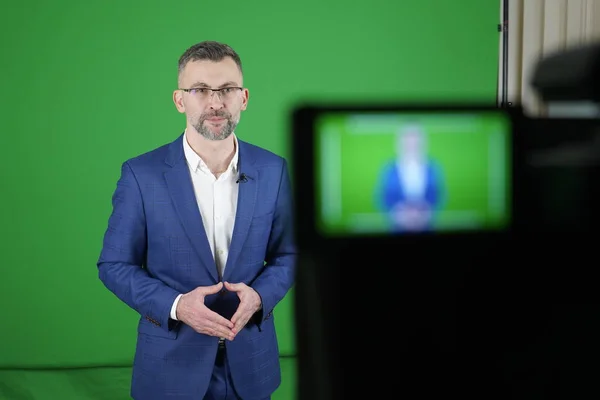 Un bloguero está grabando un video sobre un fondo verde. El camco — Foto de Stock