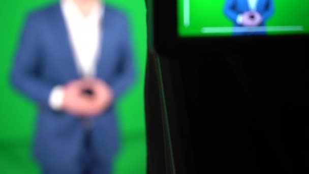 Een Blogger Neemt Een Video Met Een Groene Achtergrond Noteer — Stockvideo