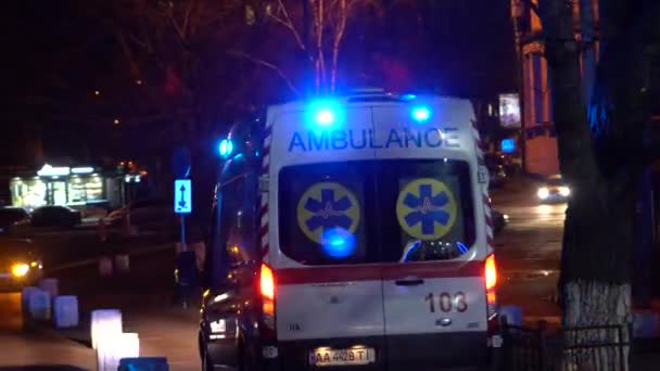 Kiev Oekraïne Europa Januari 2020 Een Ambulance Onderweg Blauwe Lichten — Stockvideo