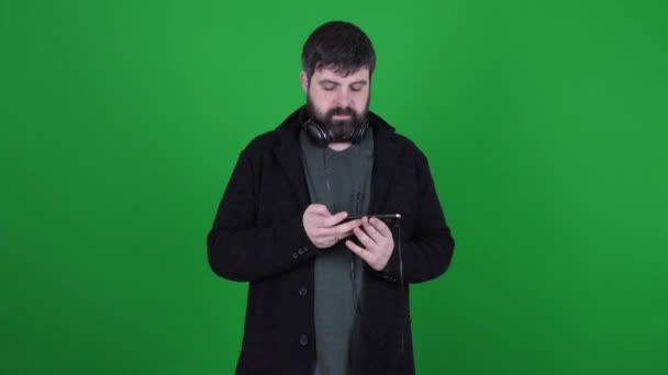 Bearded Man Headphones Communicates Skype Green Background Bearded Man Headphones — Stockvideo