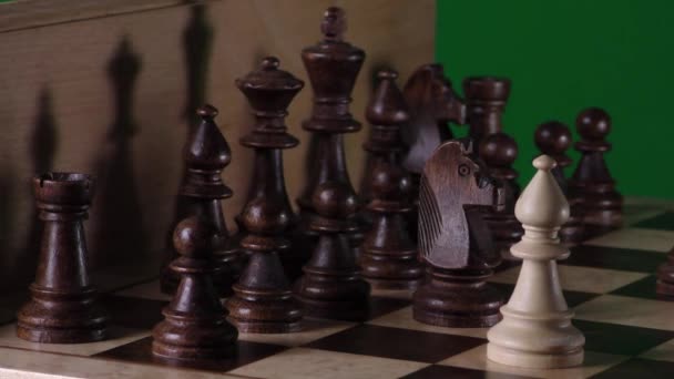 Schach Auf Grünem Hintergrund Schachbrett Mit Figuren Schachfiguren Auf Grünem — Stockvideo