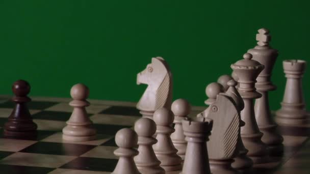Шахматы Зеленом Фоне Шахматная Доска Фигурами Шахматные Фигуры Зеленом Фоне — стоковое видео