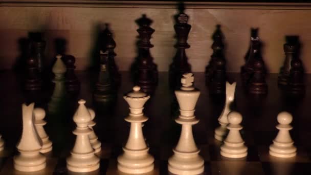 Stíny Šachů Tmě Šachovnice Figurkami Stín Šachových Figurek Tmavém Pozadí — Stock video