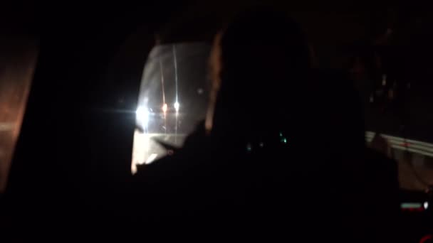 Homem Conduz Carro Noite Condutor Carro Pista Vista Carro Chegar — Vídeo de Stock