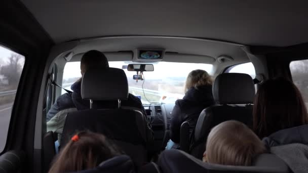 Чоловік Водить Машину Водій Автомобіля Трасі Вид Машини Сімейні Подорожі — стокове відео