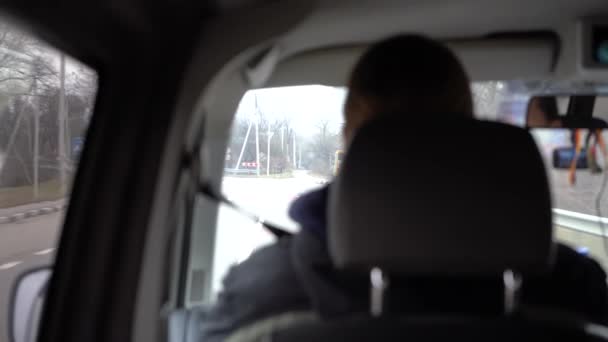 Homme Conduit Une Voiture Chauffeur Voiture Sur Piste Vue Depuis — Video