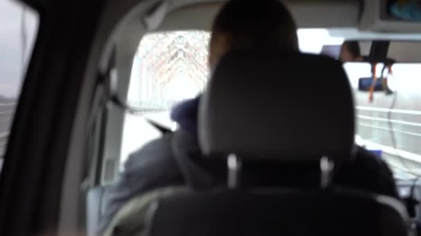 一个男人开车 赛车场的司机从车上看到的风景 一家人坐汽车旅行 — 图库视频影像