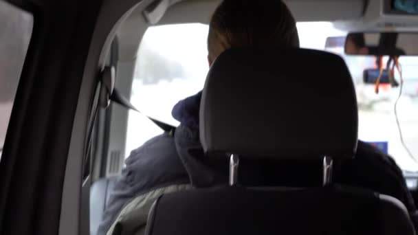 Muž Řídí Auto Řidič Auta Trati Pohled Auta Rodina Cestuje — Stock video