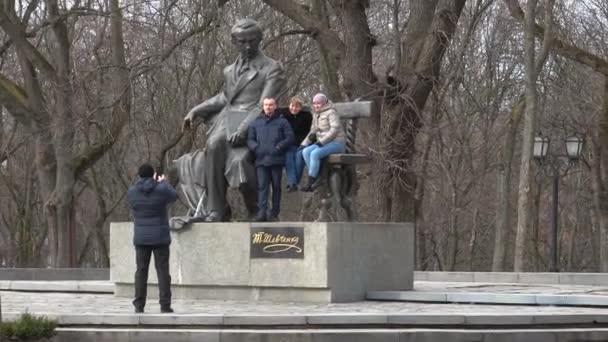 Chernihiv Ucrania Febrero 2020 Vista Del Monumento Taras Shevchenko Gente — Vídeos de Stock